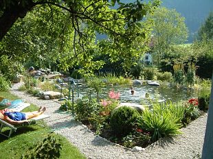 Teich mit Liegestühlen und Kinder groß