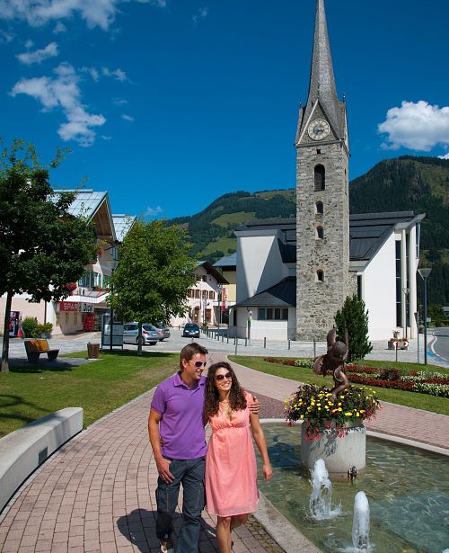 Dorfplatz Maishofen Kirche