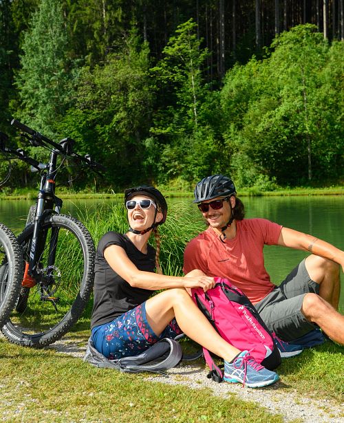 E-Biker beim Rasten am See