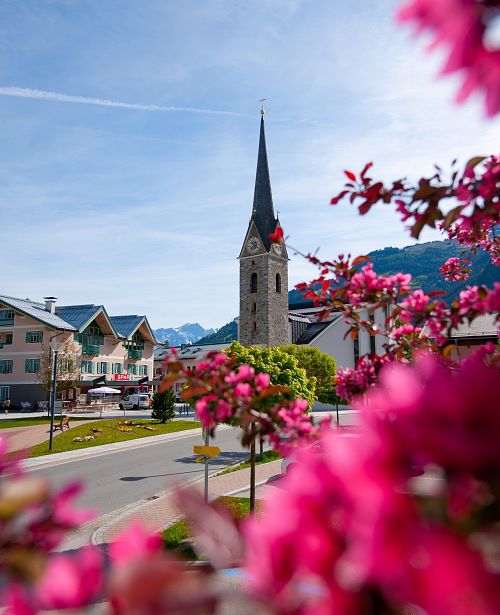 Frühling Dorfplatz Maishofen