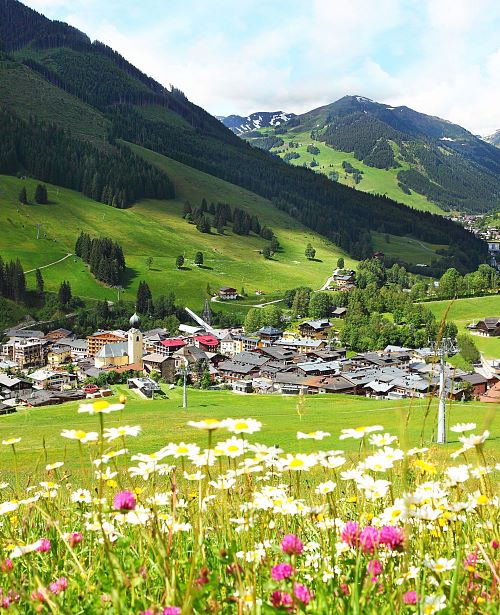 Ort Saalbach im Sommer
