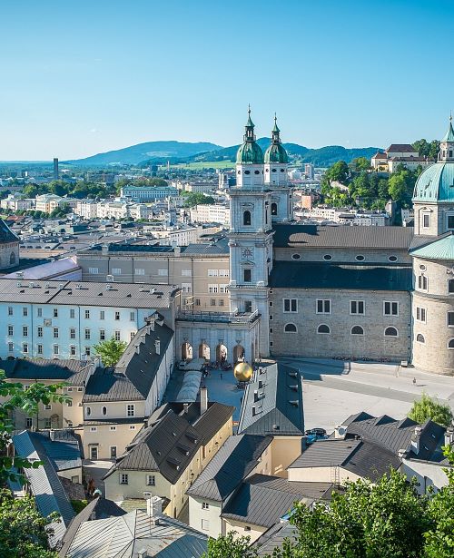 Salzburg mit Blick Dom und Domquartier
