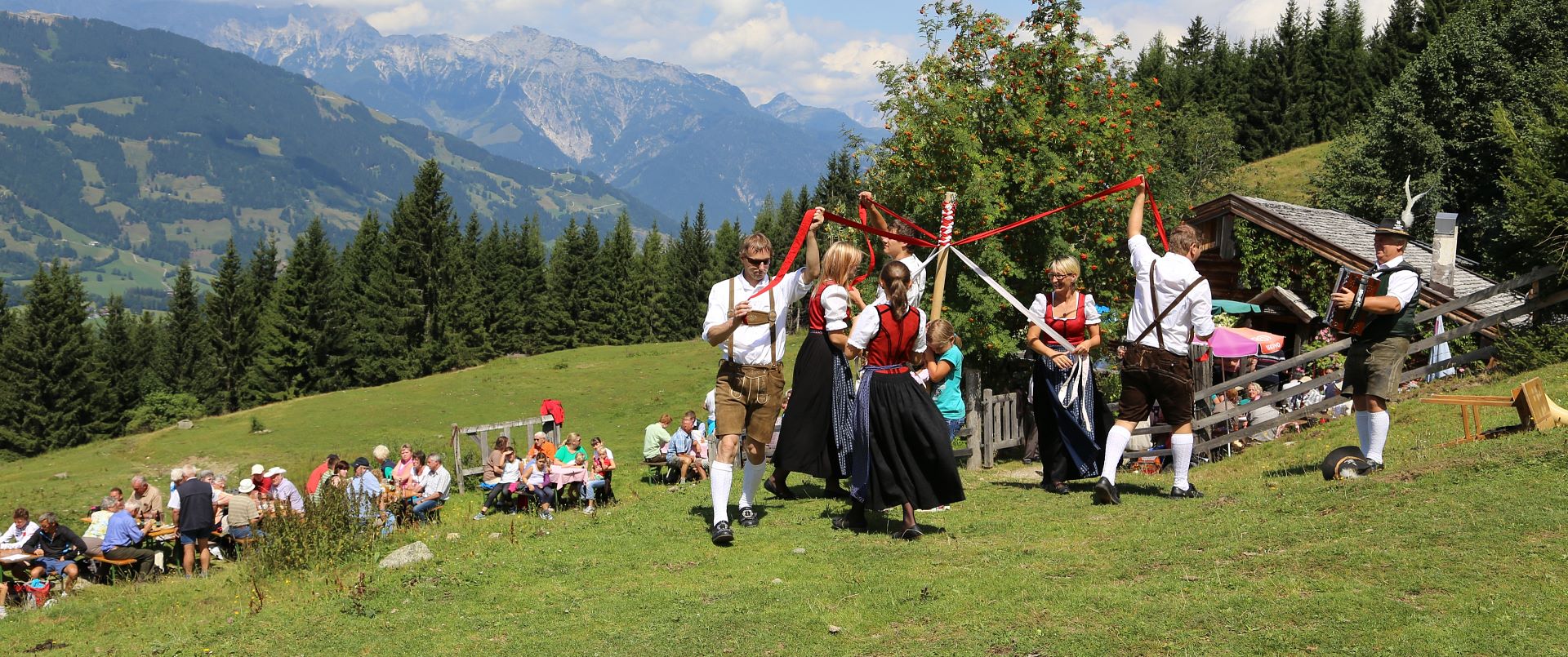 Almfest festlich feiern und tanzen