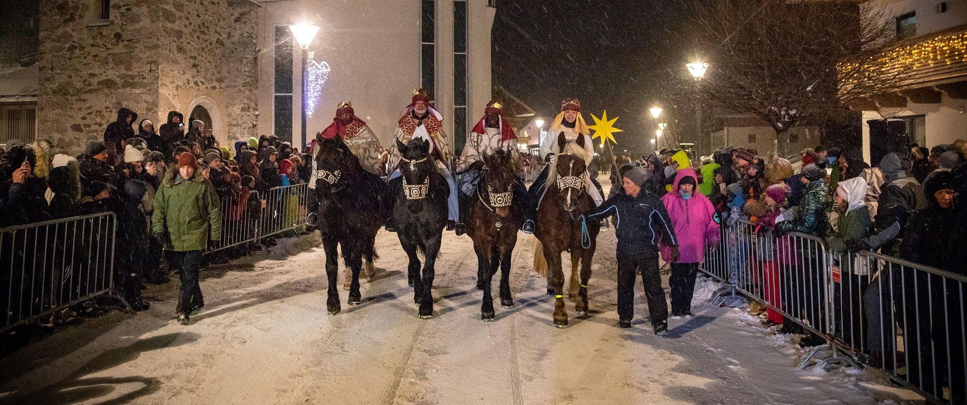 Perchtenlauf mit Perchtenmaske